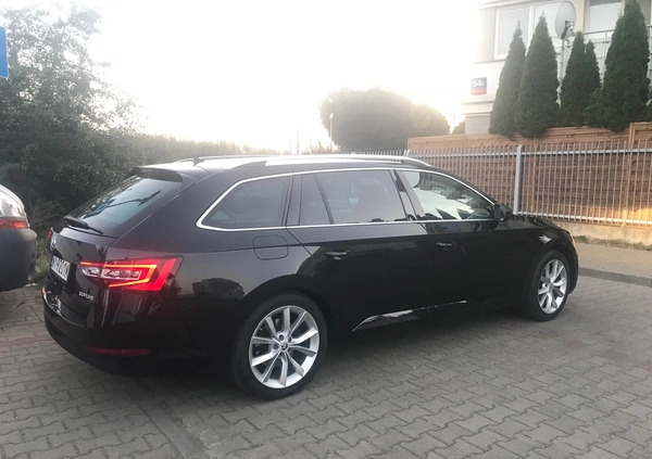 Skoda Superb cena 66000 przebieg: 224000, rok produkcji 2015 z Józefów małe 92